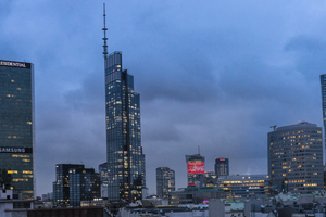 Varso Tower po zmroku