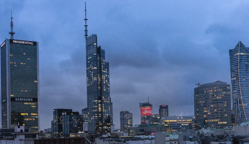 Varso Tower po zmroku