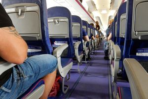 samolot zapełniający się pasażerami