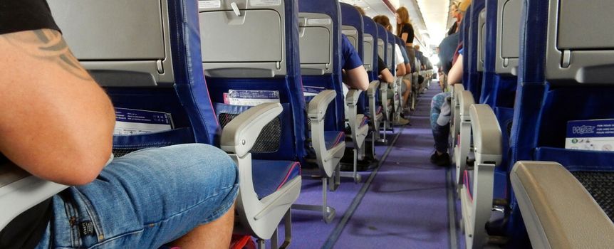 samolot zapełniający się pasażerami