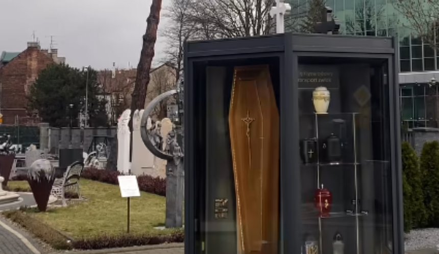 Gablota z reklamą zakładu pogrzebowego