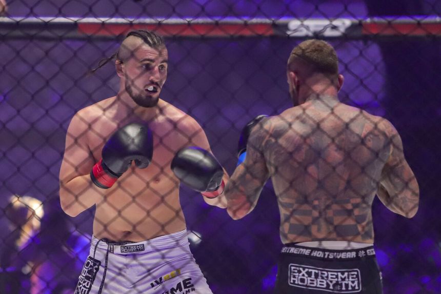 Don Kasjo w trakcie walki na gali FAME MMA.