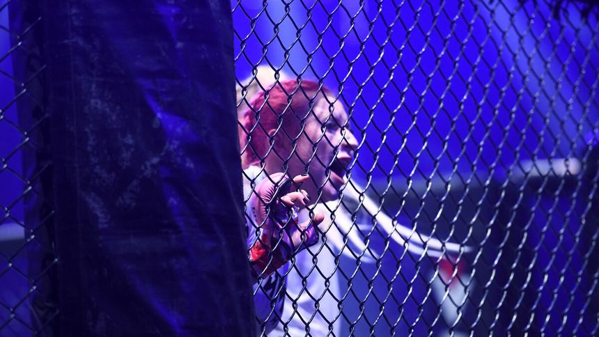 Marta Linkiewicz w oktagonie w trakcie walki na FAME MMA.