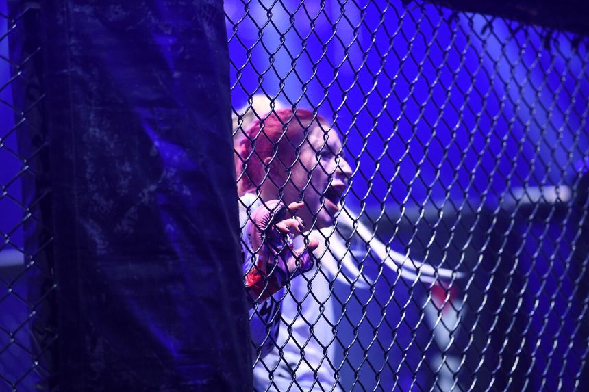 Marta Linkiewicz w oktagonie w trakcie walki na FAME MMA.