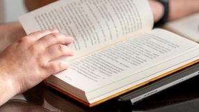 Osoba czytająca książkę