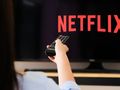 kobieta ogląda Netflix na telewizorze