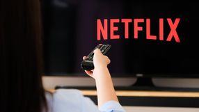 kobieta ogląda Netflix na telewizorze