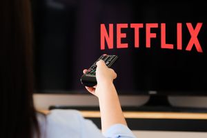 kobieta ogląda Netflix na telewizorze