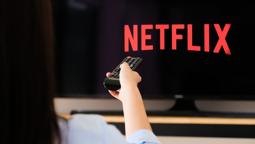 kobieta ogląda Netflix na telewizorze