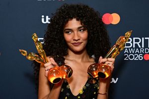 Olivia Dean na rozdaniu nagród Brit Awards 2026