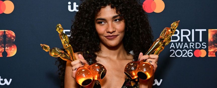 Olivia Dean na rozdaniu nagród Brit Awards 2026