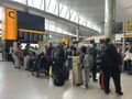 ludzie na lotnisku Heathrow