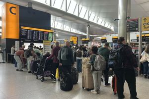 ludzie na lotnisku Heathrow