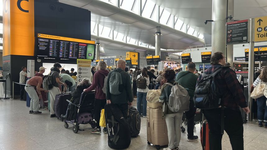 ludzie na lotnisku Heathrow