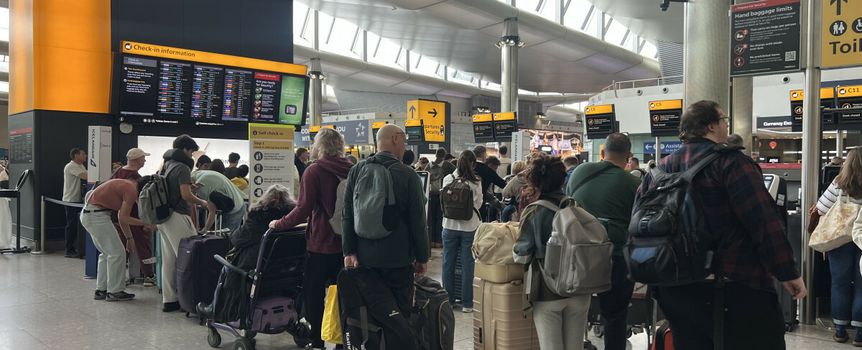 ludzie na lotnisku Heathrow
