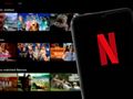Zdjęcie telewizora i telefonu komórkowego, na których wyświetla się platforma Netflix