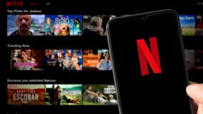 Zdjęcie telewizora i telefonu komórkowego, na których wyświetla się platforma Netflix