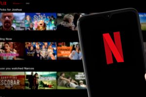 Zdjęcie telewizora i telefonu komórkowego, na których wyświetla się platforma Netflix