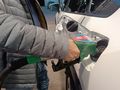 Człowiek tankujący auto