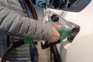 Człowiek tankujący auto
