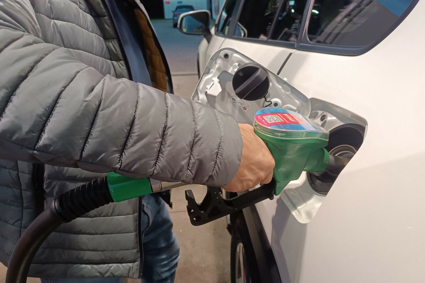 Człowiek tankujący auto
