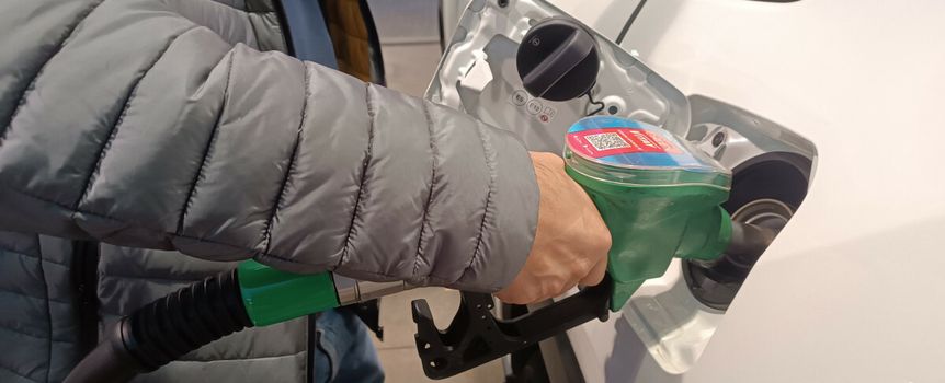 Człowiek tankujący auto