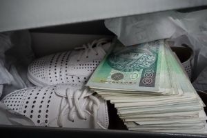 Pieniądze schowane w pudełku z butami