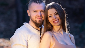 Sylwester Wardęga wraz z partnerką pozują do zdjęcia.