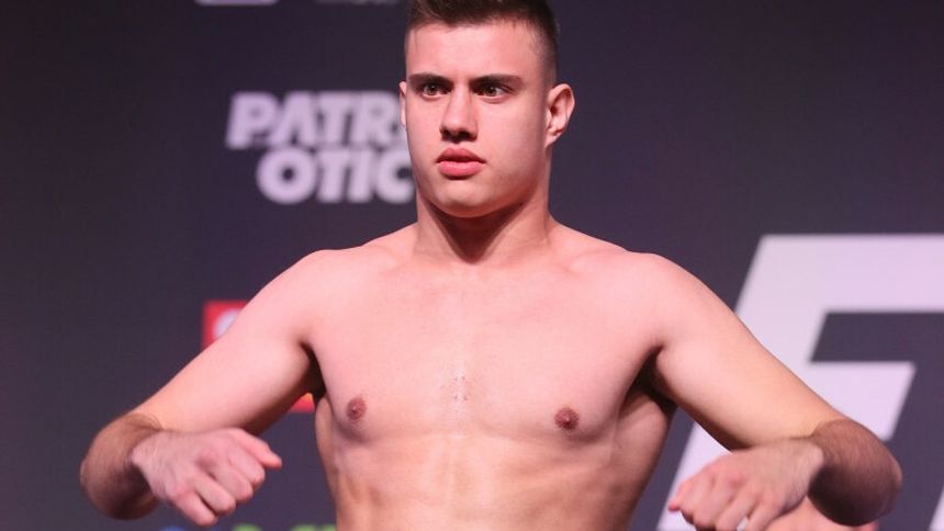 Maksymilian Wiewiórka na ceremonii ważenia przed galą FAME MMA.
