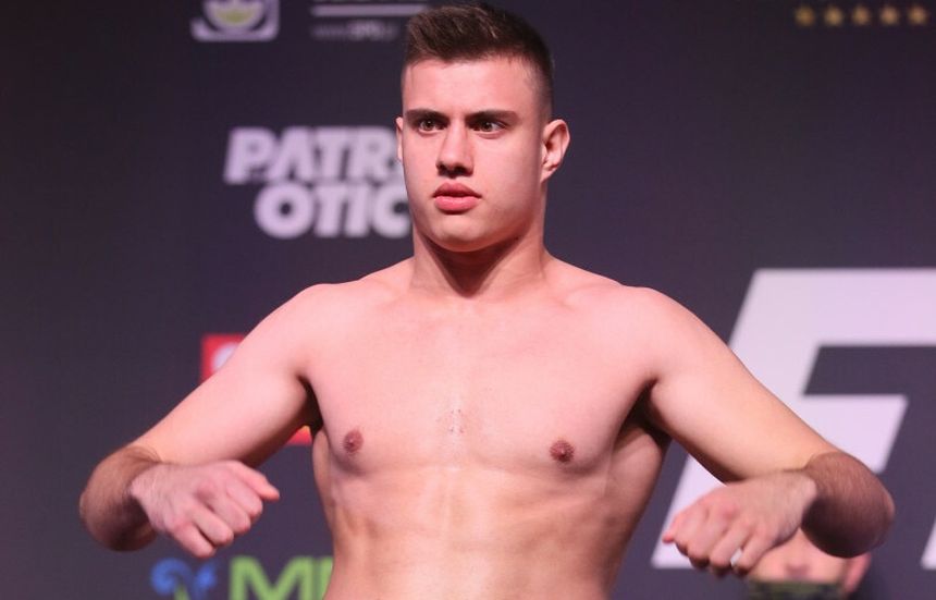 Maksymilian Wiewiórka na ceremonii ważenia przed galą FAME MMA.