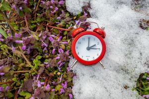 zegarek symbolizujący zmianę czasu