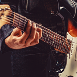 Mężczyzna grający na gitarze elektrycznej - materiał poglądowy