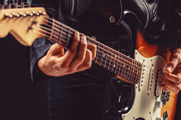 Mężczyzna grający na gitarze elektrycznej - materiał poglądowy
