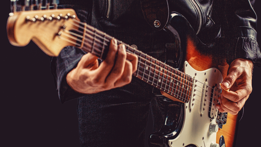 Mężczyzna grający na gitarze elektrycznej - materiał poglądowy