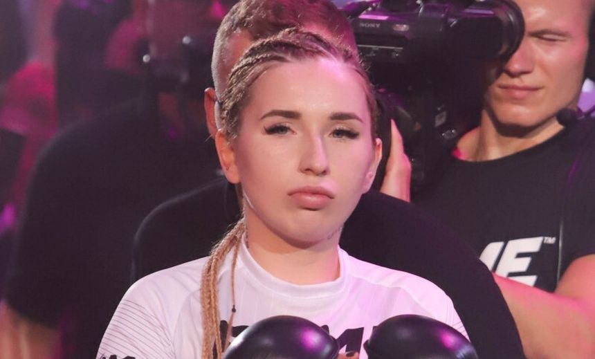 Marta Linkiewicz podczas wejścia do klatki na gali FAME MMA 4.