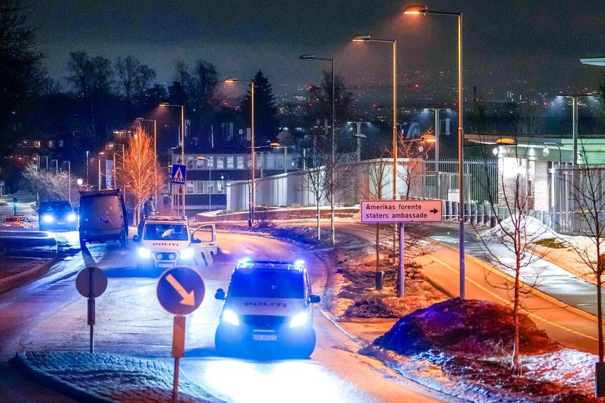 Norweska policja przed ambasadą Stanów Zjednoczonych w Oslo