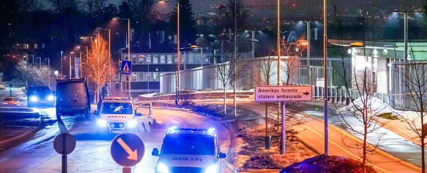 Norweska policja przed ambasadą Stanów Zjednoczonych w Oslo