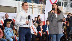 Michał Jaros i Monika Wielichowska na spotkaniu z mieszkańcami wrocławskiego Jagodna w 2023 roku