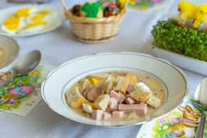 Żurek wielkanocny na stole