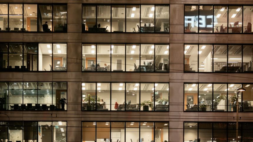 Praca w biurowcu (zdjęcie ilustracyjne)