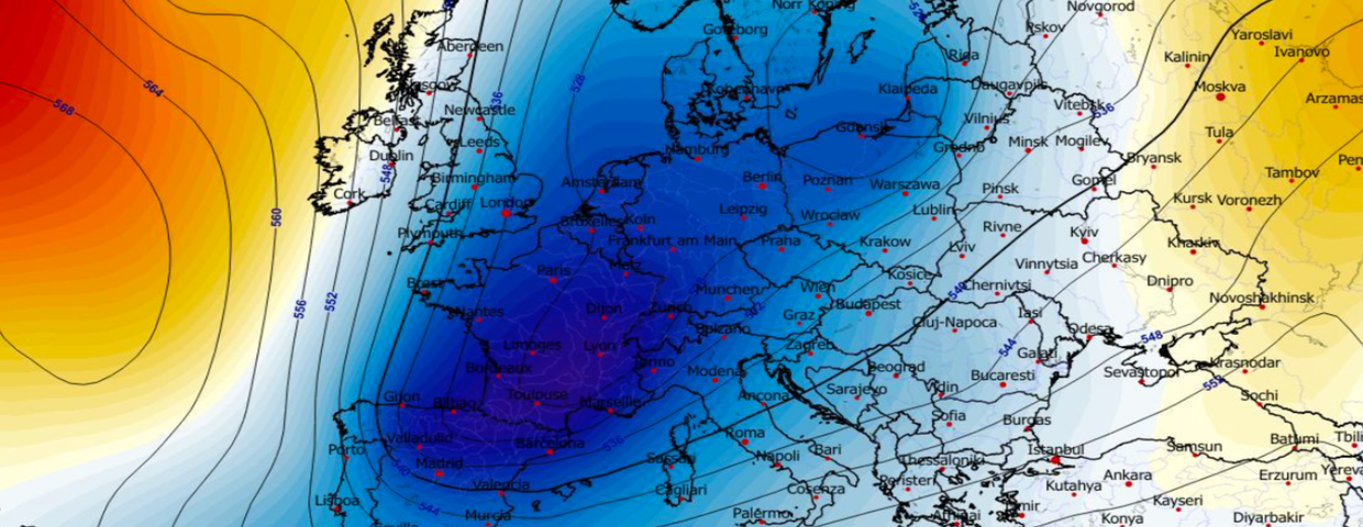 Anomalia wysokości geopotencjalnej na poziomie 500 hPa (dm) 26.03