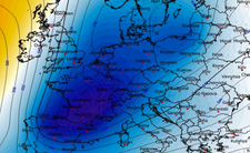 Anomalia wysokości geopotencjalnej na poziomie 500 hPa (dm) 26.03