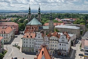 Widok na Nysę i Stare Miasto z charakterystycznymi wieżami kościołów i kolorowymi kamienicami