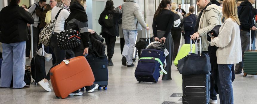 Pasażerowie na lotnisku