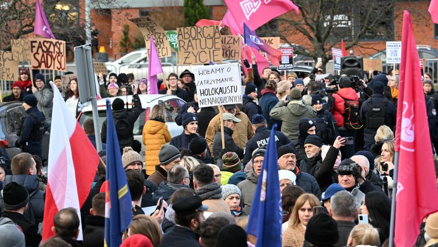Antyaborcyjny protest przed szpitalem na Zaspie w Gdańsku