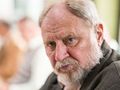 Na zdjęciu widać starszego mężczyznę z siwą brodą i wyrazistym spojrzeniem. To aktor Andrzej Grabowski.