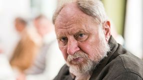 Na zdjęciu widać starszego mężczyznę z siwą brodą i wyrazistym spojrzeniem. To aktor Andrzej Grabowski.
