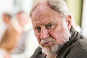 Na zdjęciu widać starszego mężczyznę z siwą brodą i wyrazistym spojrzeniem. To aktor Andrzej Grabowski.