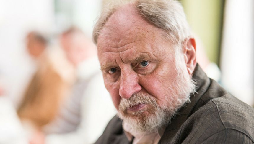 Na zdjęciu widać starszego mężczyznę z siwą brodą i wyrazistym spojrzeniem. To aktor Andrzej Grabowski.