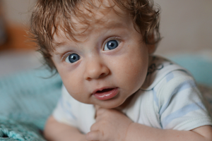 Niemowlę z niebieskimi oczami